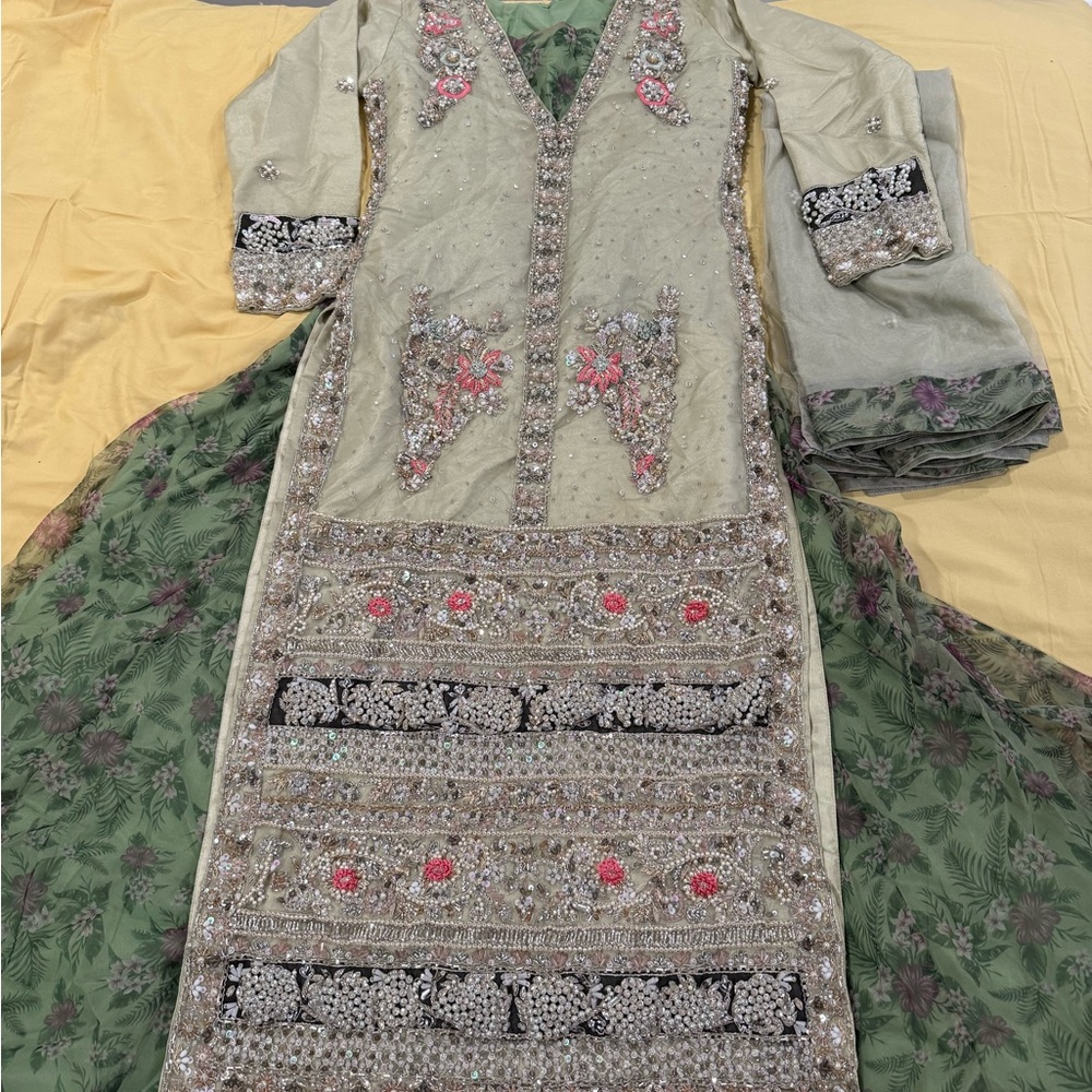 Indian Pakistani designer outfit. Great condition. - Picture 16 of 17